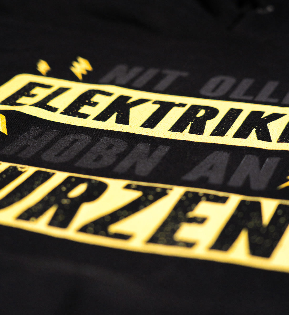 Nit olle Elektriker hobn an Kurzen | Unisex Organic Hoodie